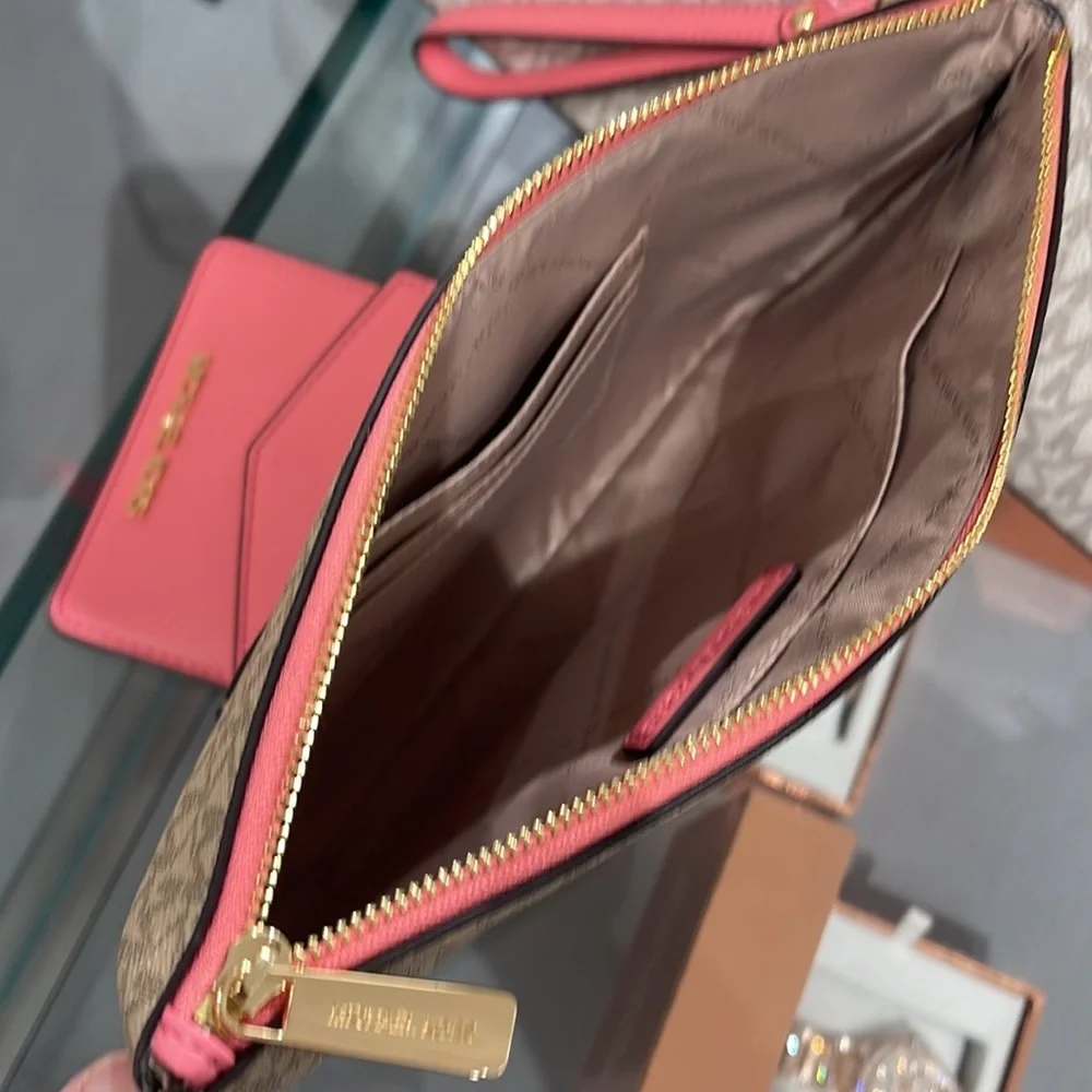 MICHAEL KORS JET SET ITEM LG 2 in 1 CARD CASE & WRISTLET
Tea Rose 
NWT - Picture 11 of 16